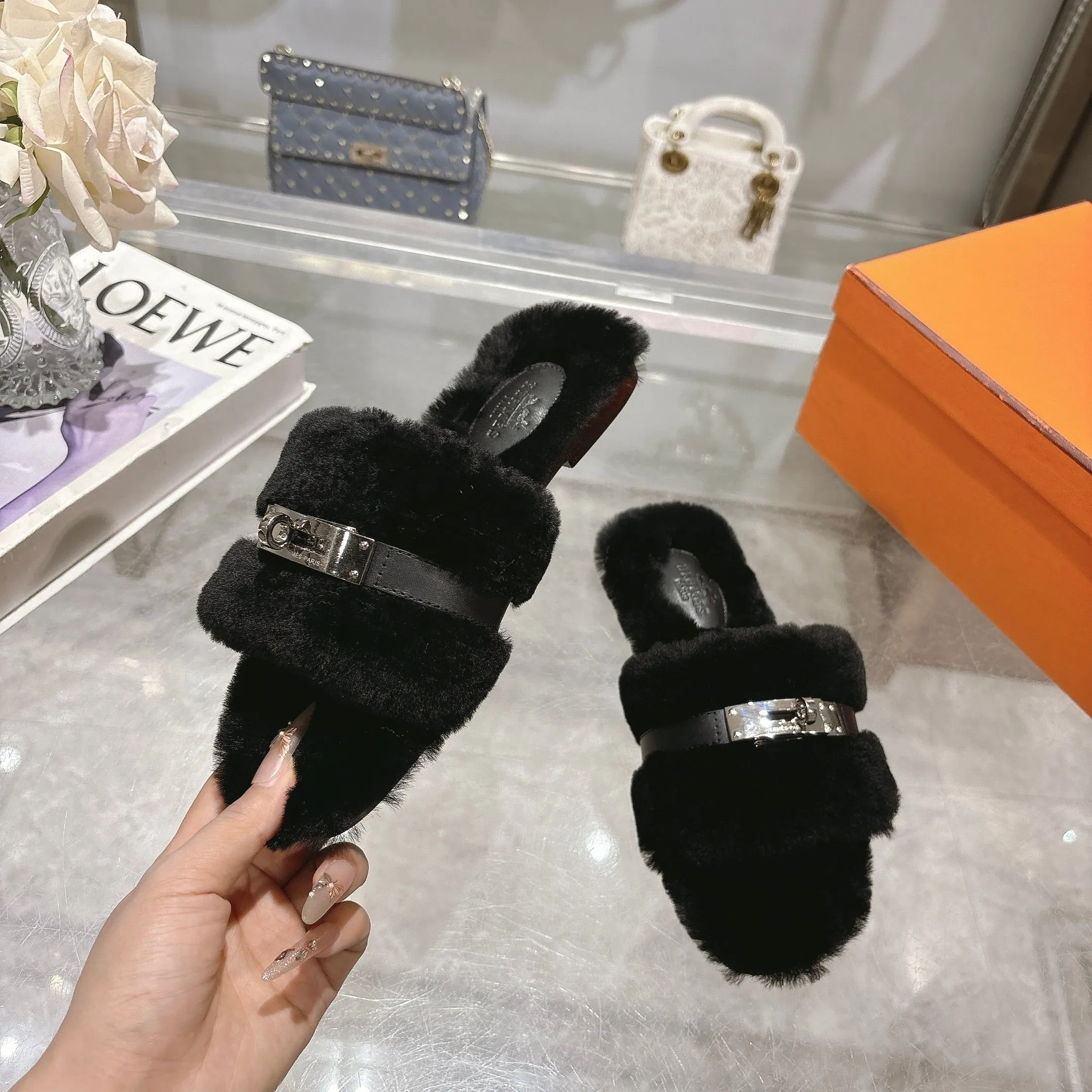 👟👟Ex-factory price 500👟👟 Purchasing agent level Hermes Hermès second uncle hair slippers are in stock all year round. 2025 new and new colors official website, Xiaohongshu synchronizes the latest color matching Hermès hot models are hot online, upgraded workmanship, high quality! Fashionable small wool H-trailers, autumn and winter style flat-soled wool mop, can be customized without standard, non-refundable and non-exchangeable. Fabric: Imported lamb's roll real wool. Lining: Imported lamb's roll real wool. Outsole: Genuine leather outsole. Size: 35-43, [Note: 41, 42, 43 customized]